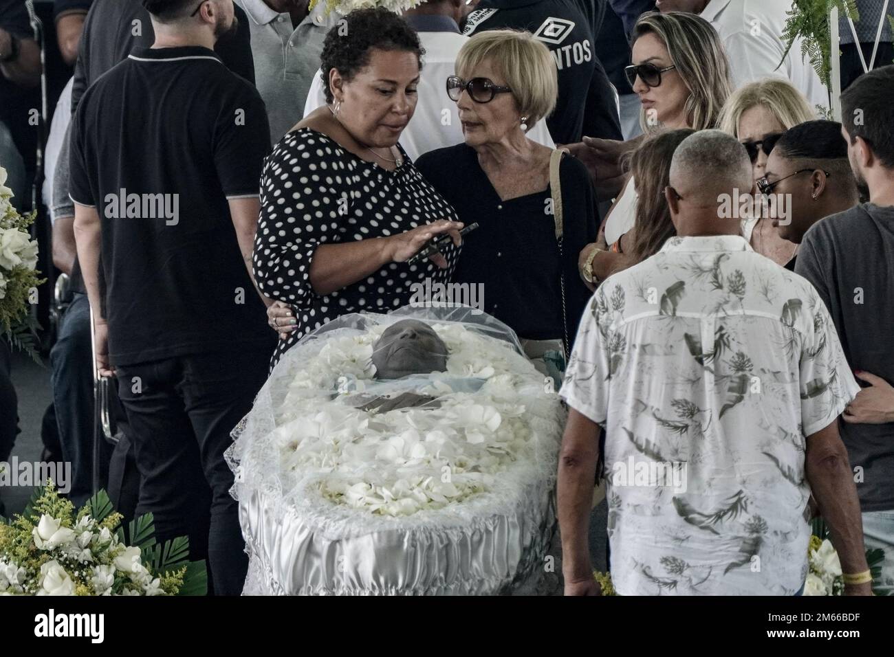 Santos, San Paolo, Brasile. 2 gennaio 2023: Kely Nascimento (indossando una blusa bianca e nera - figlia di Pele), sulla scia dell'ex calciatore brasiliano Edson Arantes do Nascimento, Pelé, allo stadio Santos Futebol Clube, nella città di Santos, Brasile, il 2 gennaio 2023. Pelé morì il 29 dicembre 2022 all'età di 82 anni dopo aver trascorso 30 giorni ricoverato in ospedale a San Paolo per il trattamento del cancro al colon scoperto nel 2021. La causa della morte è stata l'insufficienza di più organi. (Credit Image: © Paulo Lopes/ZUMA Press Wire) Credit: ZUMA Press, Inc./Alamy Live News Foto Stock