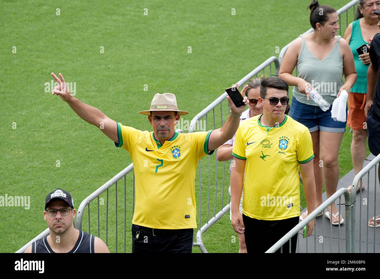 Santos, San Paolo, Brasile. 2 gennaio 2023: Scia dell'ex calciatore brasiliano Edson Arantes do Nascimento, Pelé, allo stadio Santos Futebol Clube, nella città di Santos, Brasile, il 2 gennaio 2023. Pelé morì il 29 dicembre 2022 all'età di 82 anni dopo aver trascorso 30 giorni ricoverato in ospedale a San Paolo per il trattamento del cancro al colon scoperto nel 2021. La causa della morte è stata l'insufficienza di più organi. (Credit Image: © Paulo Lopes/ZUMA Press Wire) Credit: ZUMA Press, Inc./Alamy Live News Foto Stock