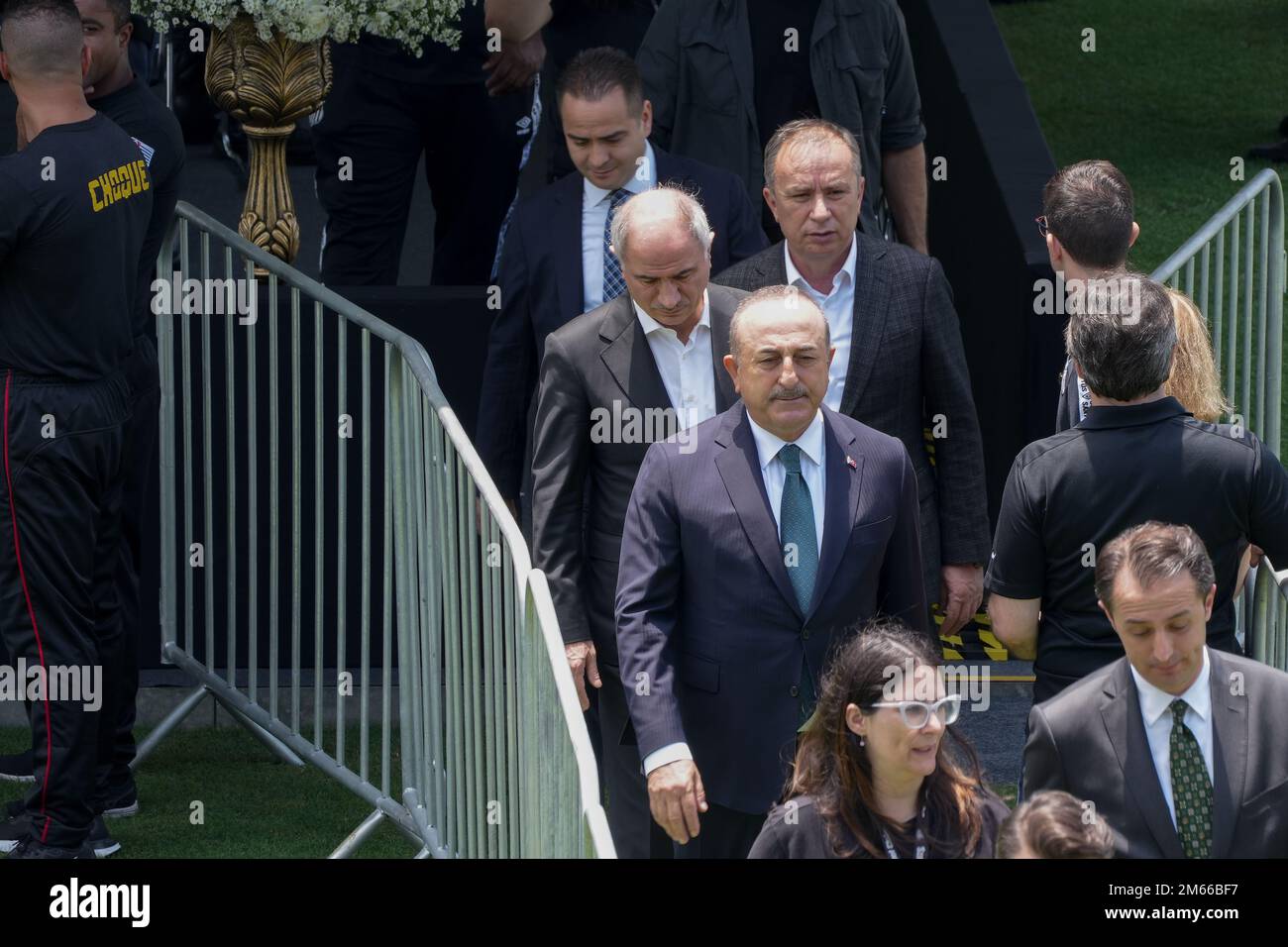 Santos, San Paolo, Brasile. 2 gennaio 2023: Il ministro degli Esteri turco Mevlut Cavusoglu sulla scia dell'ex calciatore brasiliano Edson Arantes do Nascimento, Pelé, allo stadio Santos Futebol Clube, nella città di Santos, Brasile, il 2 gennaio 2023. Pelé morì il 29 dicembre 2022 all'età di 82 anni dopo aver trascorso 30 giorni ricoverato in ospedale a San Paolo per il trattamento del cancro al colon scoperto nel 2021. La causa della morte è stata l'insufficienza di più organi. (Credit Image: © Paulo Lopes/ZUMA Press Wire) Credit: ZUMA Press, Inc./Alamy Live News Foto Stock
