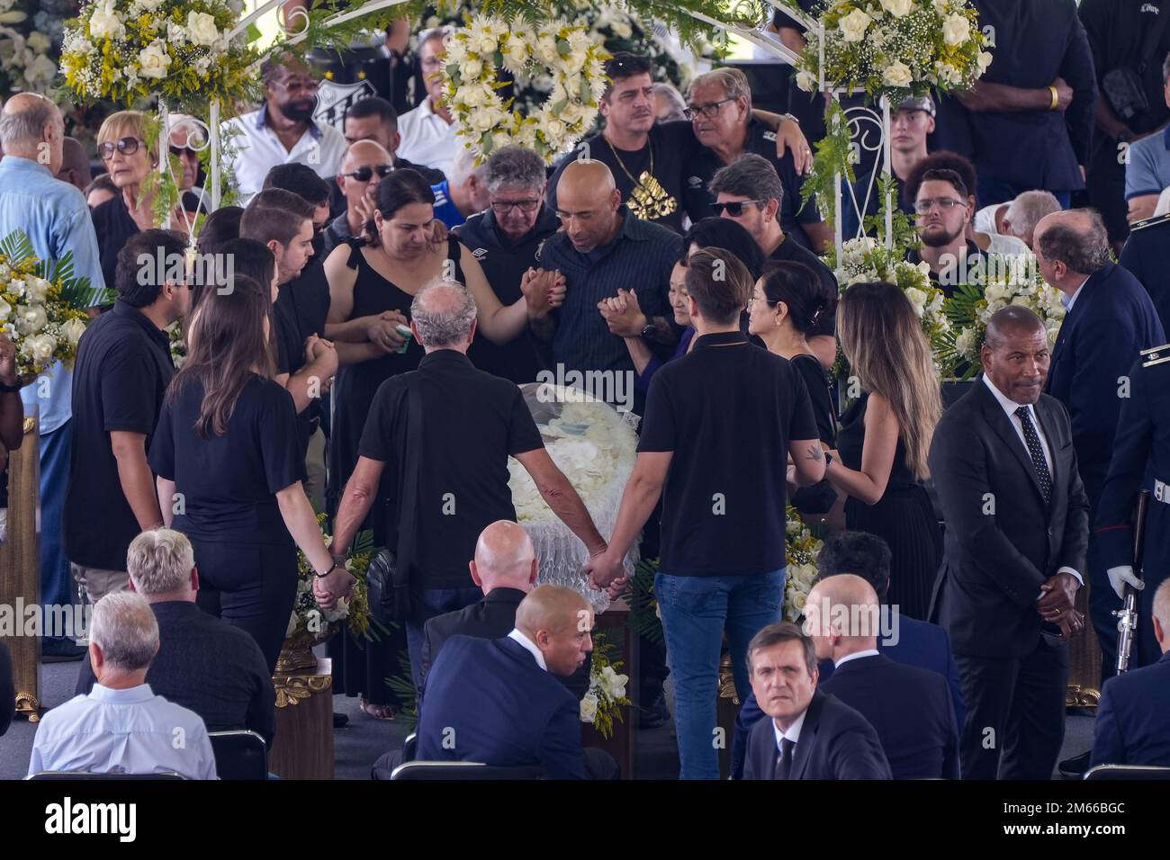 Santos, San Paolo, Brasile. 2 gennaio 2023: Scia dell'ex calciatore brasiliano Edson Arantes do Nascimento, Pelé, allo stadio Santos Futebol Clube, nella città di Santos, Brasile, il 2 gennaio 2023. Pelé morì il 29 dicembre 2022 all'età di 82 anni dopo aver trascorso 30 giorni ricoverato in ospedale a San Paolo per il trattamento del cancro al colon scoperto nel 2021. La causa della morte è stata l'insufficienza di più organi. (Credit Image: © Paulo Lopes/ZUMA Press Wire) Credit: ZUMA Press, Inc./Alamy Live News Foto Stock