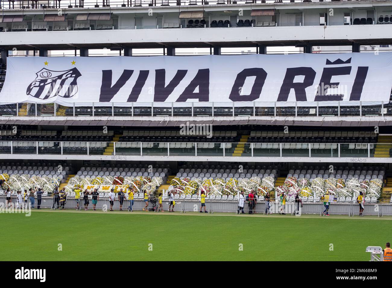 Santos, San Paolo, Brasile. 2 gennaio 2023: Scia dell'ex calciatore brasiliano Edson Arantes do Nascimento, Pelé, allo stadio Santos Futebol Clube, nella città di Santos, Brasile, il 2 gennaio 2023. Pelé morì il 29 dicembre 2022 all'età di 82 anni dopo aver trascorso 30 giorni ricoverato in ospedale a San Paolo per il trattamento del cancro al colon scoperto nel 2021. La causa della morte è stata l'insufficienza di più organi. (Credit Image: © Paulo Lopes/ZUMA Press Wire) Credit: ZUMA Press, Inc./Alamy Live News Foto Stock