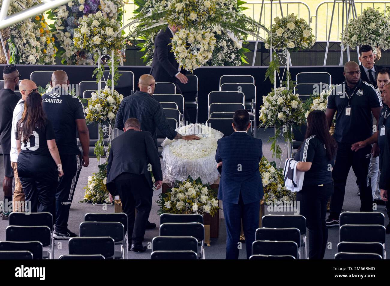 Santos, San Paolo, Brasile. 2 gennaio 2023: Scia dell'ex calciatore brasiliano Edson Arantes do Nascimento, Pelé, allo stadio Santos Futebol Clube, nella città di Santos, Brasile, il 2 gennaio 2023. Pelé morì il 29 dicembre 2022 all'età di 82 anni dopo aver trascorso 30 giorni ricoverato in ospedale a San Paolo per il trattamento del cancro al colon scoperto nel 2021. La causa della morte è stata l'insufficienza di più organi. (Credit Image: © Paulo Lopes/ZUMA Press Wire) Credit: ZUMA Press, Inc./Alamy Live News Foto Stock