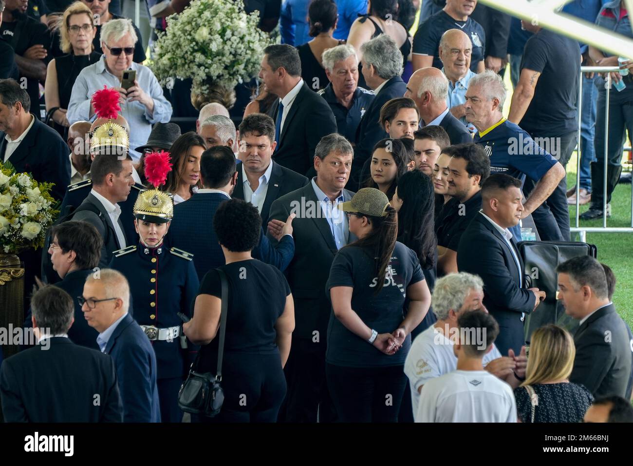 Santos, San Paolo, Brasile. 2 gennaio 2023: Tarcisio de Freitas (centro), governatore dello stato di San Paolo, sulla scia dell'ex calciatore brasiliano Edson Arantes do Nascimento, Pelé, allo stadio Santos Futebol Clube, nella città di Santos, Brasile, il 2 gennaio 2023. Pelé morì il 29 dicembre 2022 all'età di 82 anni dopo aver trascorso 30 giorni ricoverato in ospedale a San Paolo per il trattamento del cancro al colon scoperto nel 2021. La causa della morte è stata l'insufficienza di più organi. (Credit Image: © Paulo Lopes/ZUMA Press Wire) Credit: ZUMA Press, Inc./Alamy Live News Foto Stock