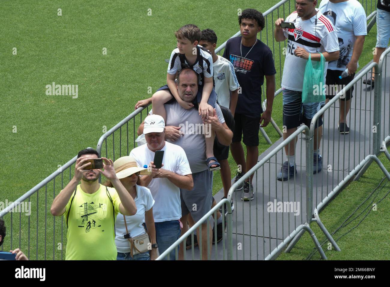 Santos, San Paolo, Brasile. 2 gennaio 2023: Scia dell'ex calciatore brasiliano Edson Arantes do Nascimento, Pelé, allo stadio Santos Futebol Clube, nella città di Santos, Brasile, il 2 gennaio 2023. Pelé morì il 29 dicembre 2022 all'età di 82 anni dopo aver trascorso 30 giorni ricoverato in ospedale a San Paolo per il trattamento del cancro al colon scoperto nel 2021. La causa della morte è stata l'insufficienza di più organi. (Credit Image: © Paulo Lopes/ZUMA Press Wire) Credit: ZUMA Press, Inc./Alamy Live News Foto Stock