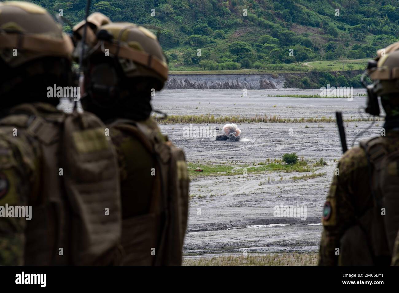 I controllori d'aria di combattimento dell'aeronautica filippina osservano l'esplosione da una missione di fuoco dopo un Stati Uniti Air Force AC-130J Gunship Ghostrider del 73rd Special Operations Squadron rilascia una bomba GBU-69 Glide su una gamma al di fuori degli Stati Uniti continentali per la prima volta durante l'esercizio Balikatan 22 al colonnello Ernesto Rabina Air base, Filippine, 6 aprile 2022. Balikatan è un esercizio annuale tra le forze Armate delle Filippine e l'esercito degli Stati Uniti progettato per rafforzare l'interoperabilità bilaterale, le capacità, la fiducia e la cooperazione costruita nel corso di decenni di esperienze condivise. Balikatan 22 è il 37 Foto Stock