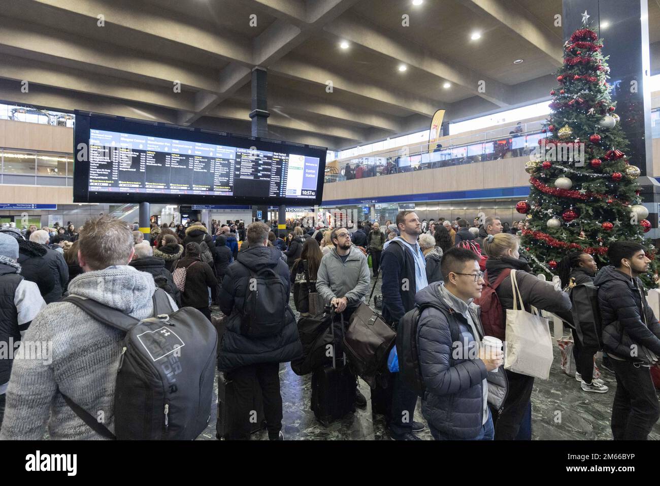 Foto del file datata 29/12/22 dei passeggeri Guarda le bacheche della stazione ferroviaria di Euston a Londra a seguito di uno sciopero da parte di membri della Transport Salaried Staffs' Association (TSSA). Gli scioperi sulle ferrovie continueranno fino a quando il governo non smetterà di bloccare un accordo per risolvere una lunga disputa sulle retribuzioni, i posti di lavoro e le condizioni, ha avvertito un leader sindacale. Mick Lynch, segretario generale dell'Unione ferroviaria, marittima e dei trasporti (RMT), ha affermato che c'è stato un "livello senza precedenti di interferenza ministeriale" che impedisce una soluzione. Data di emissione: Lunedì 2 gennaio 2023. Foto Stock