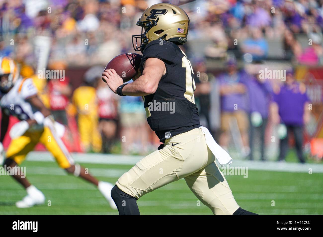 Orlando, Florida, USA, 2 gennaio 2023, Purdue Quaterback Austin Burton #12 fa una corsa per evitare di essere affrontato durante il Cheez-IT Citrus Bowl al Camping World Stadium (Photo Credit: Marty Jean-Louis) Credit: Marty Jean-Louis/Alamy Live News Foto Stock