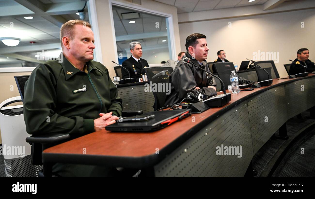 La leadership dell'Inter-American Defense College accoglie il generale Eduardo Enrique Zapateiro Altamiranda, comandante generale dell'esercito nazionale colombiano al campus IADC a ft. McNair, Washington, D.C., 6 aprile 2022. Durante la visita, il generale Zapateiro ha parlato con gli studenti ed è stato introdotto nella Sala d'onore dell'IADC. Inoltre, ha partecipato a una chiamata di ufficio con la direzione, ha ricevuto un briefing dell'università ed ha preso una gita del campus. Foto Stock