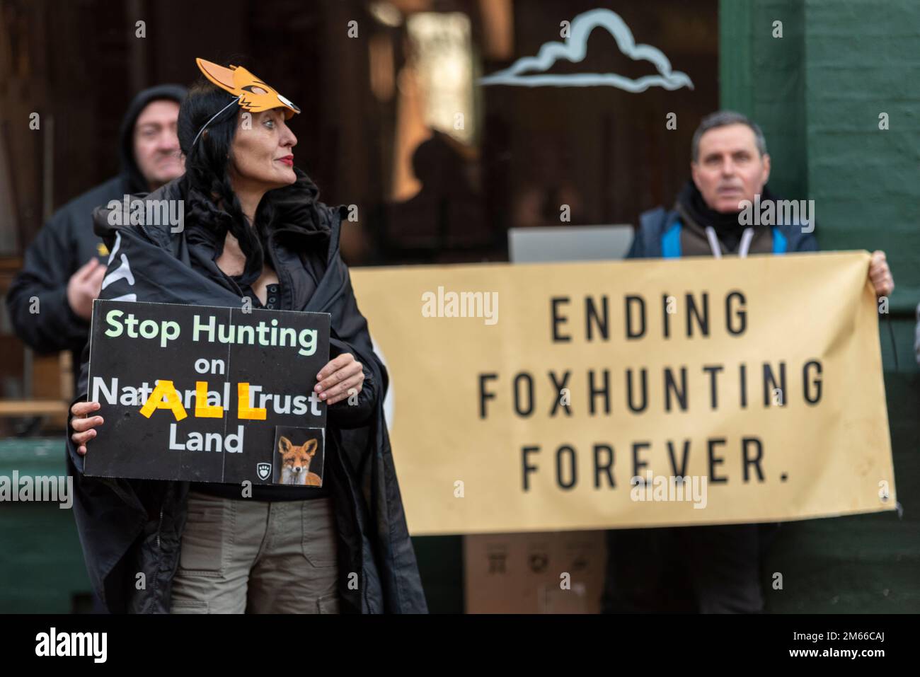 Anti Hunt, anti Fox caccia protesta presso l'Essex con Farmers & Union Hunt Capodanno parata a Maldon, Essex, Regno Unito. Foto Stock