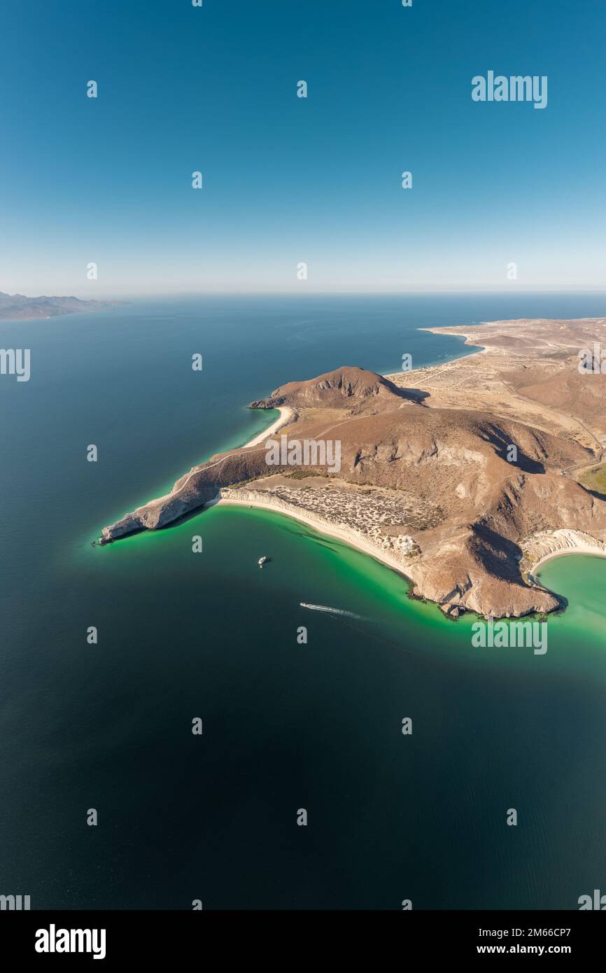 Vista panoramica della spiaggia di Balandra con le montagne sullo sfondo in una giornata di sole a la Paz, Baja California sur, Messico Foto Stock