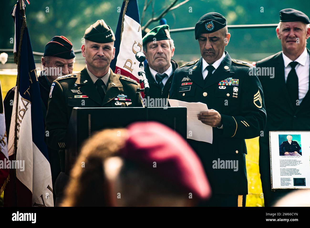 STATI UNITI Christopher Cavoli, generale dell'esercito europeo e africano, si rivolge al pubblico durante una cerimonia a le Balleuli, Tournieres, in Francia, il 4 giugno 2022 in commemorazione dell'Eisenhower Stele, dove si trovano gli Stati Uniti Il generale Dwight D. Eisenhower fondò il quartier generale supremo della forza di spedizione alleata nel 1944. La cerimonia faceva parte di una settimana di eventi che ricordavano gli sbarchi del DDay della seconda Guerra Mondiale. Foto Stock