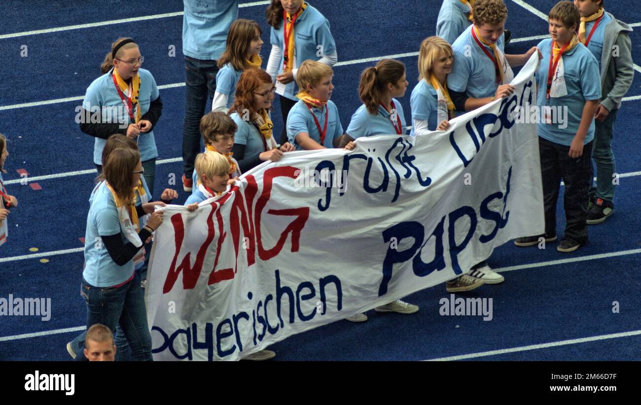 Bedikt XVI im Berliner Olympia-Stadion Josef Ratzinger Fan-Gruppe mit transparent Foto Stock