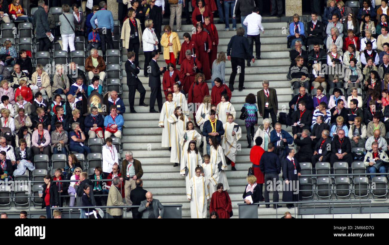 Bedikt XVI im Berliner Olympia-Stadion Josef Ratzinger Weibliche Besuchergruppe mit Gelber Stola Foto Stock