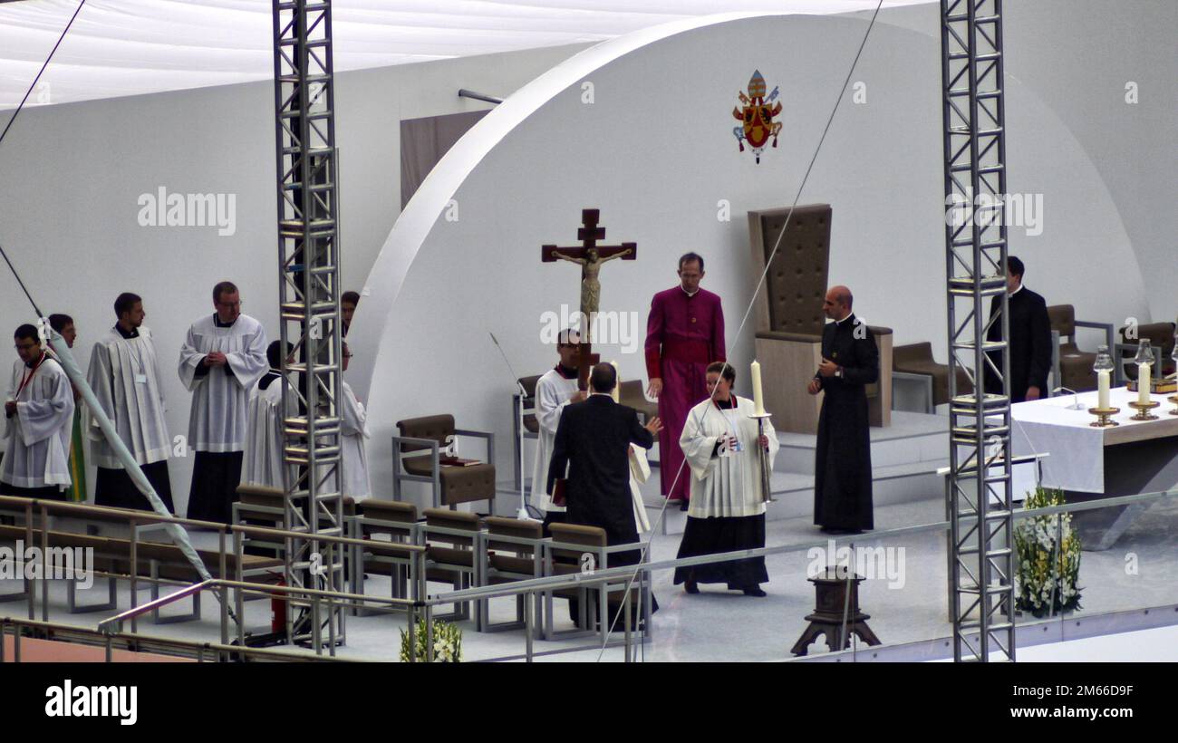 Papa Benedikt XVI im Berliner Olympia-Stadion Josef Ratzinger Das Podium wird für den Auftritt des Papstes wird sorgfältig vorbereitet Foto Stock