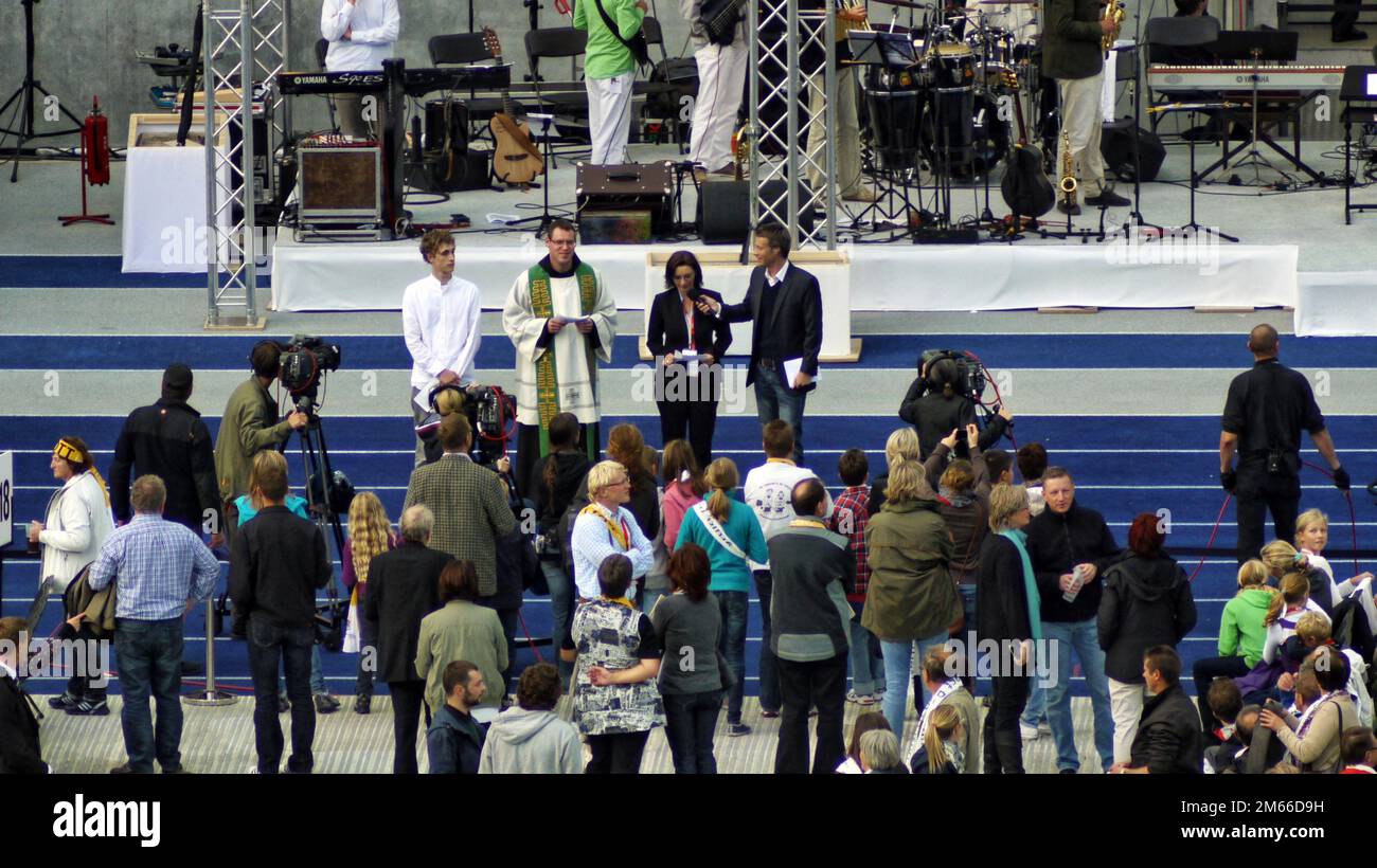 Papa Benedikt XVI im Berliner Olympia-Stadion Josef Ratzinger Ein Moderatoren-Team unterhält die Besucher bis zum Begin der Eucharestie-Feier Foto Stock