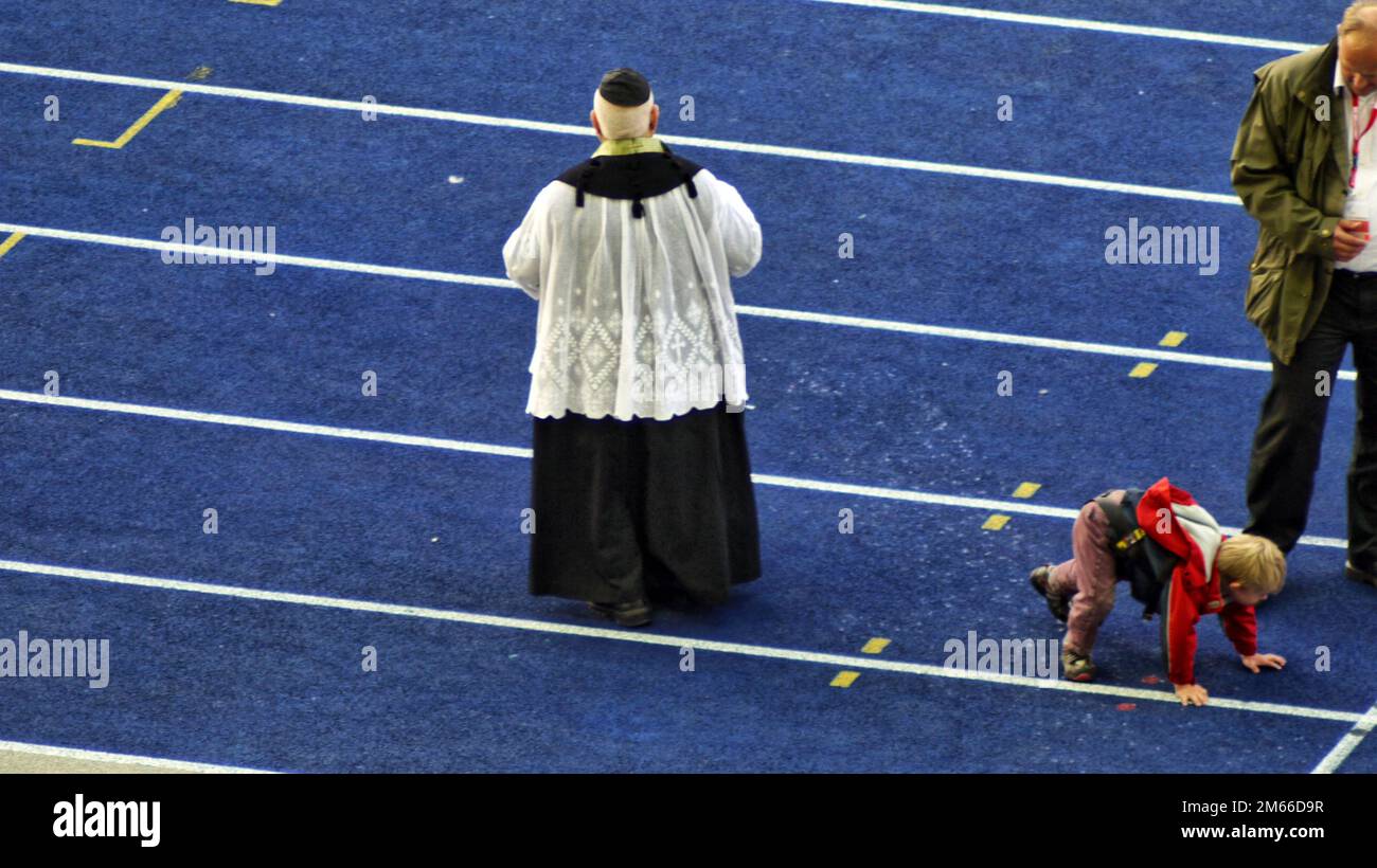 Papst Benedikt XVI im Berliner Olympia-Stadion Josef Ratzinger Prieser mit Mozetta Ein kleiner Junge läuft weg. Foto Stock