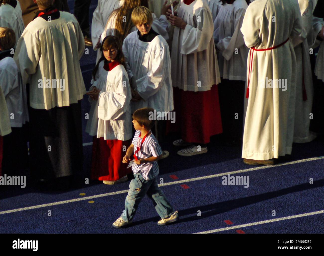 Papa Benedikt XVI im Berliner Olympia-Stadion Josef Ratzinger Ein kleiner Junge begleitet Meßdiener auf ihrem Weg zu ihren Plätzen. Foto Stock