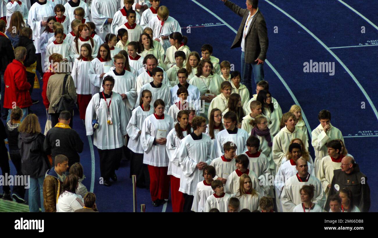 Bedikt XVI im Berliner Olympia-Stadion Josef Ratzinger Messdiener mit dem Chorhemd (Rochett) über dem talar Foto Stock