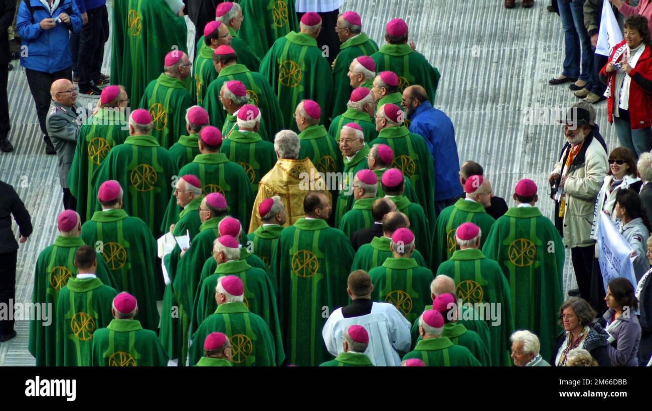 Papa Benedikt XVI im Berliner Olympia-Stadion Josef Ratzinger Bischöfen im Ornat. Einer fällt aus dmr grünen Rahmen, er wählte ein goldfarbenen Ornat. Foto Stock