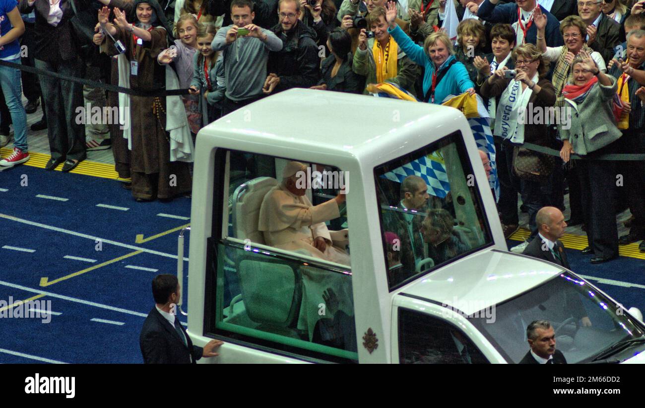 Papa Benedikt XVI im Berliner Olympia-Stadion Josef Ratzinger Grüße aus dem Papamobil Foto Stock