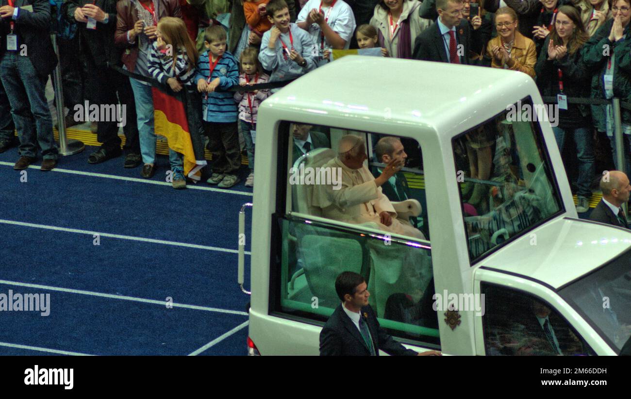 Papa Benedikt XVI im Berliner Olympia-Stadion Josef Ratzinger Foto Stock