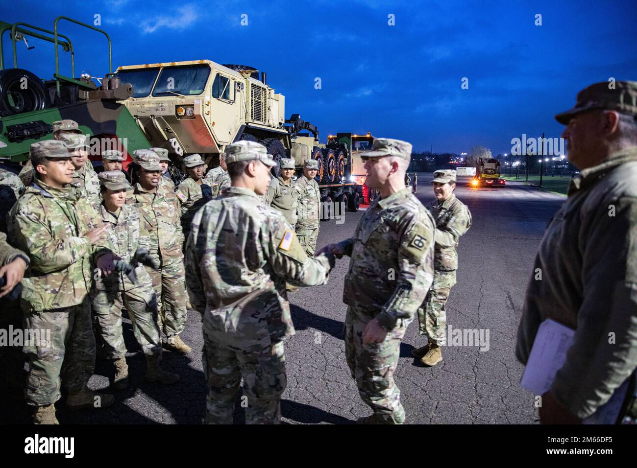 Tough ‘Ombres della 217th Transportation Company di San Antonio, Texas, sta trasportando attrezzature in tutto il paese per supportare i nostri alleati canadesi durante il prossimo esercizio Maple Resolve. Il nord dell'esercito degli Stati Uniti e le forze armate canadesi pianificano tutto l'anno per l'esercitazione del Maple Resolve dell'esercito canadese, l'esercitazione alleata più grande condotta in America del Nord. Maple Resolve offre l'opportunità di migliorare l'interoperabilità multi-nazionale in un esercizio di formazione sul campo a livello di brigata. Steve Pazak, Comandante della Brigata di sostegno del 90th, e comando Sgt. Major. Brenda Acosta collegato con Foto Stock