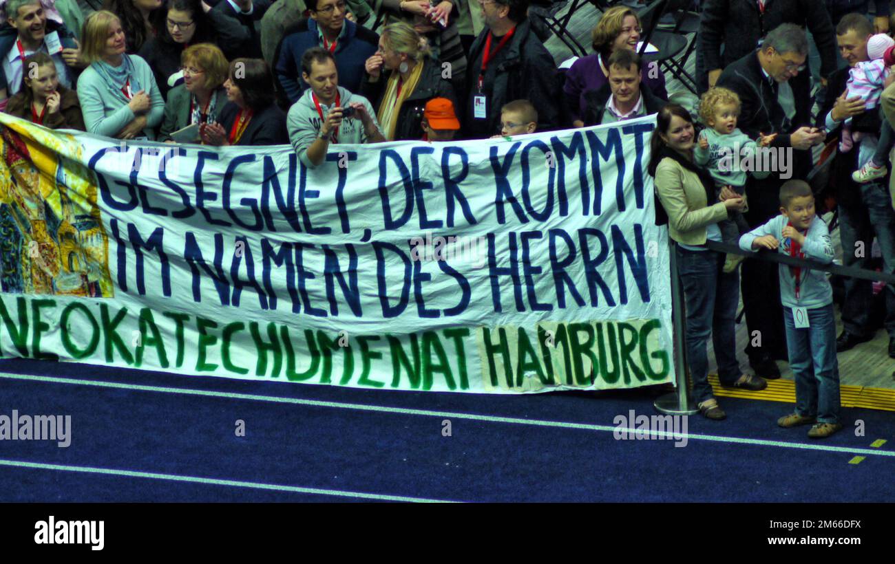 Bedikt XVI im Berliner Olympia-Stadion Josef Ratzinger Auch aus Hamburg kommen Besucher mit transparent. Foto Stock