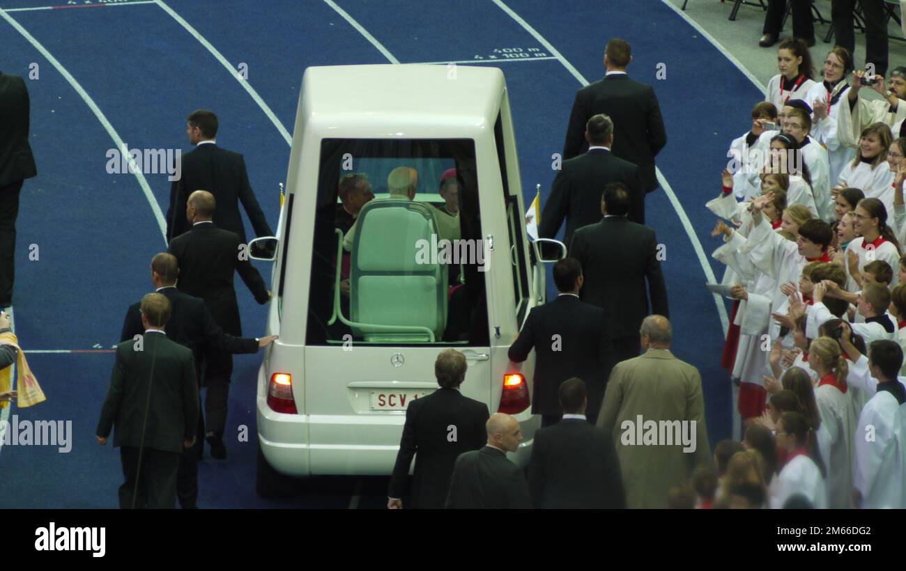 Papa Benedikt XVI im Berliner Olympia-Stadion Josef Ratzinger Der Papst entschwindet im Papamobil. Foto Stock