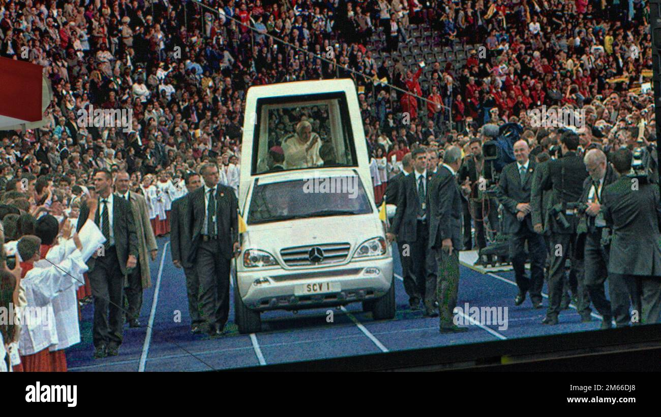 Papst Benedikt XVI im Berliner Olympia-Stadion Josef Ratzinger Die Besucher auf den Rängen verfolgen die Fahrt des Papstes auf Video-Leinwänden. Foto Stock