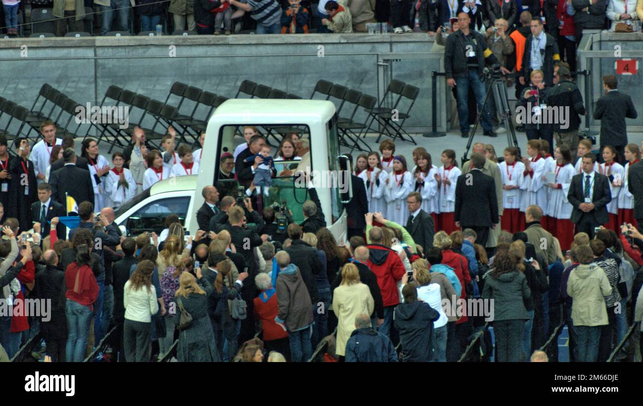 Papst Benedikt XVI im Berliner Olympia-Stadion Josef Ratzinger Noch ein Baby für Benedikt XVI Foto Stock