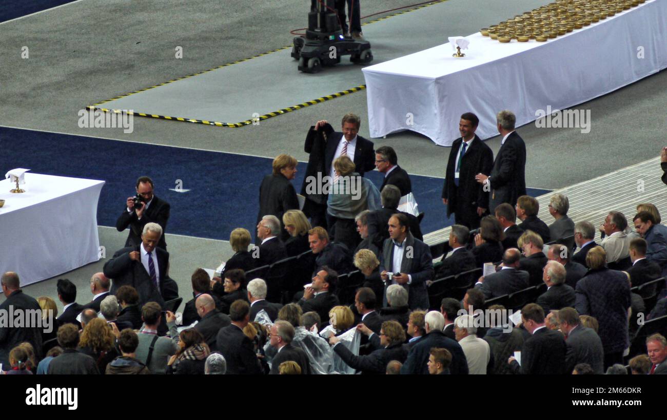 Bedikt XVI im Berliner Olympia-Stadion Josef Ratzinger Die Bundesregierung (Angela Merkel) und der Bundespräsident (Christian Wulff) sitzen in der ersten Reihe. Foto Stock