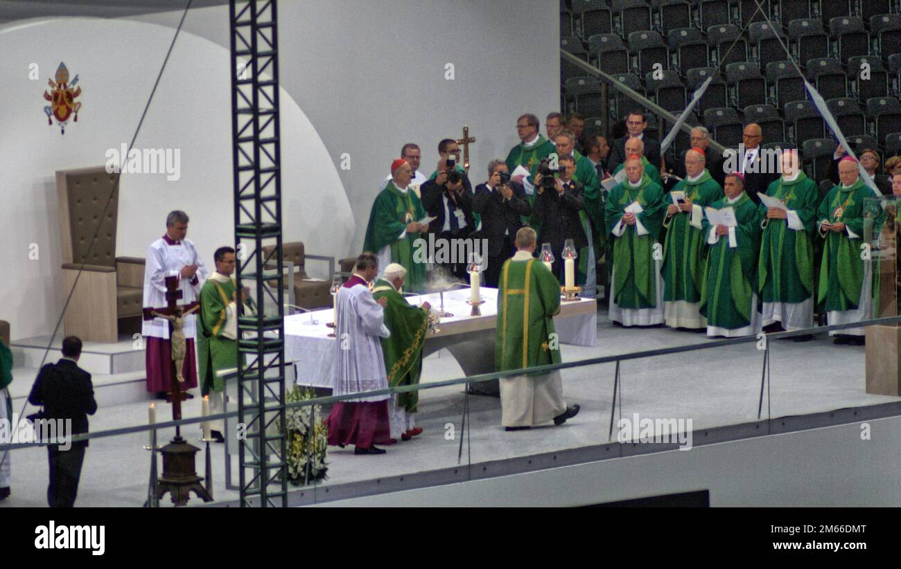 Papst Benedikt XVI im Berliner Olympia-Stadion Josef Ratzinger Weihrauch vom Papst Foto Stock