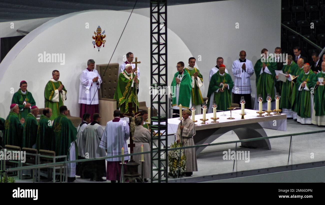 Papst Benedikt XVI im Berliner Olympia-Stadion Josef Ratzinger Man könnte glauben, soviel Heiligtun könnte kein Wässerchen trüben. Foto Stock