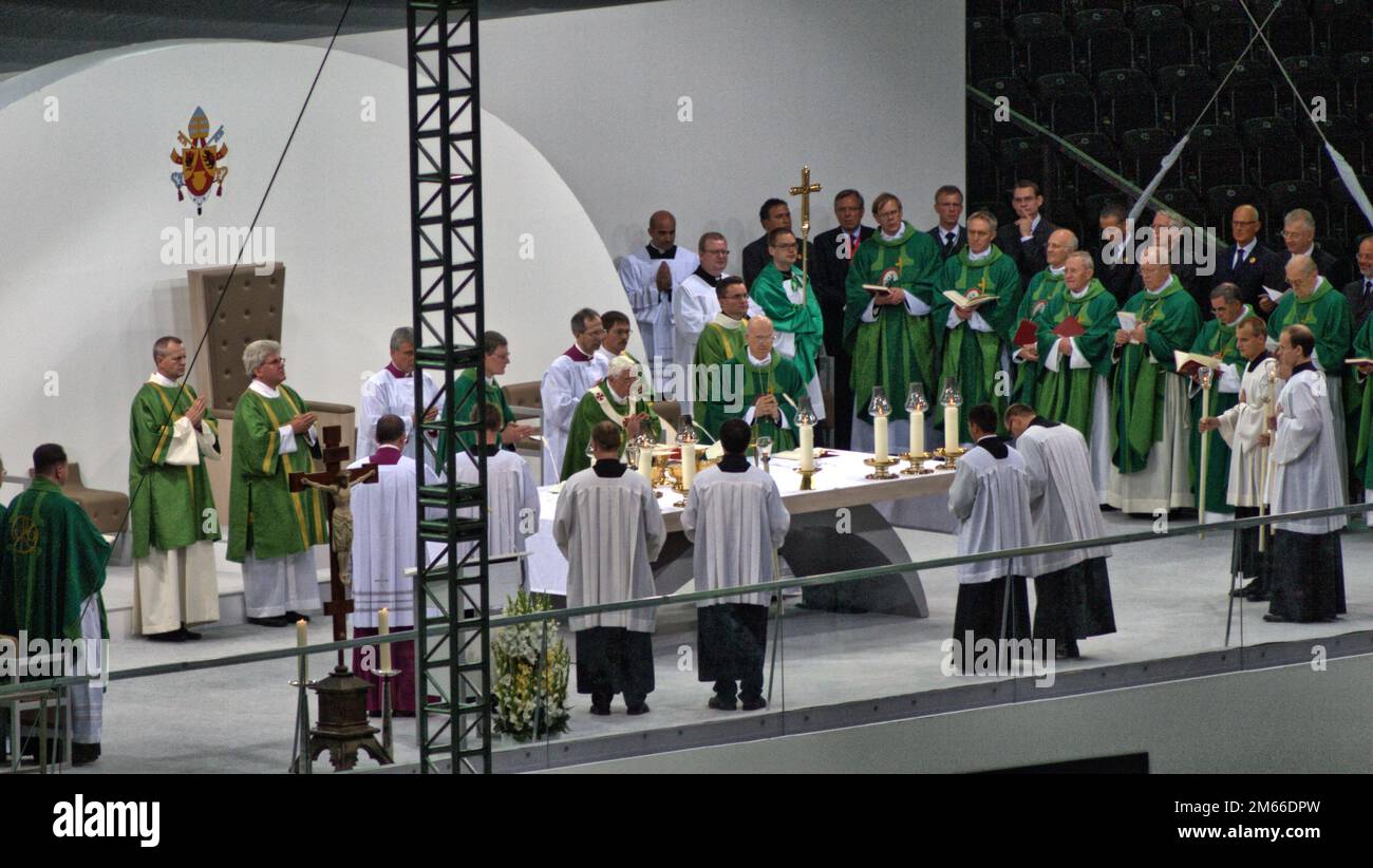 Papst Benedikt XVI im Berliner Olympia-Stadion Josef Ratzinger Der Papst in der Mitte Foto Stock