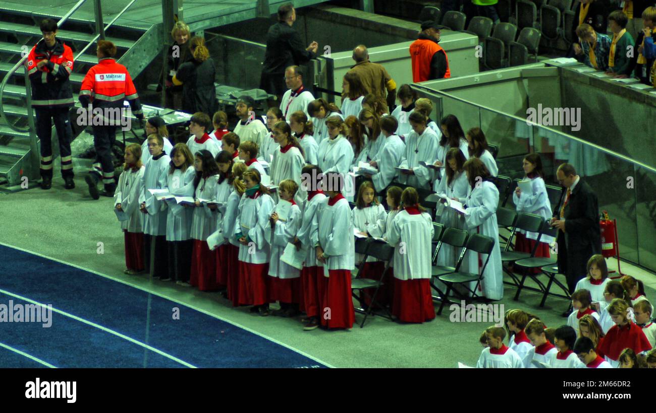 Papa Benedikt XVI im Berliner Olympia-Stadion Josef Ratzinger Messdiener Foto Stock