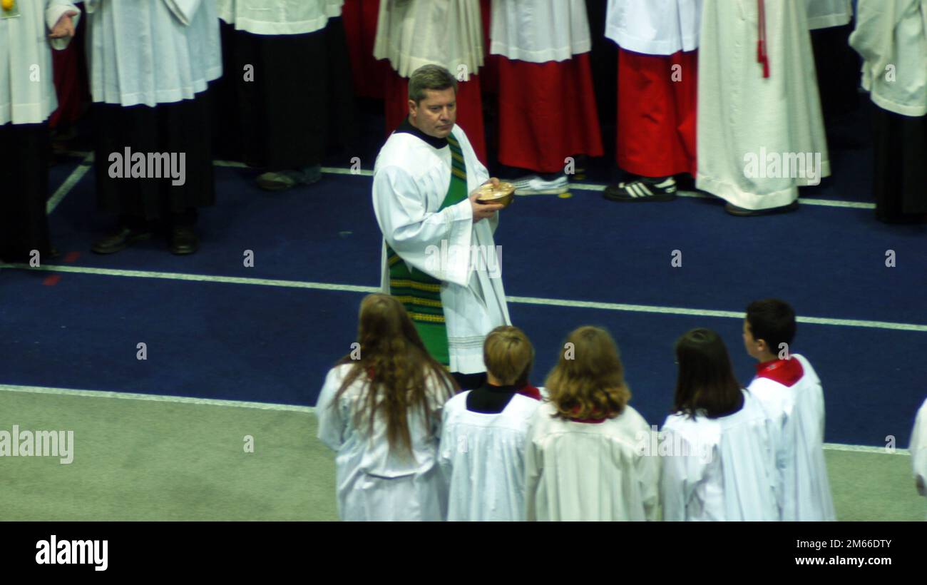 Papst Benedikt XVI im Berliner Olympia-Stadion Josef Ratzinger Meßdiener verteilen für die Eucharistie Brot und Wein. Foto Stock