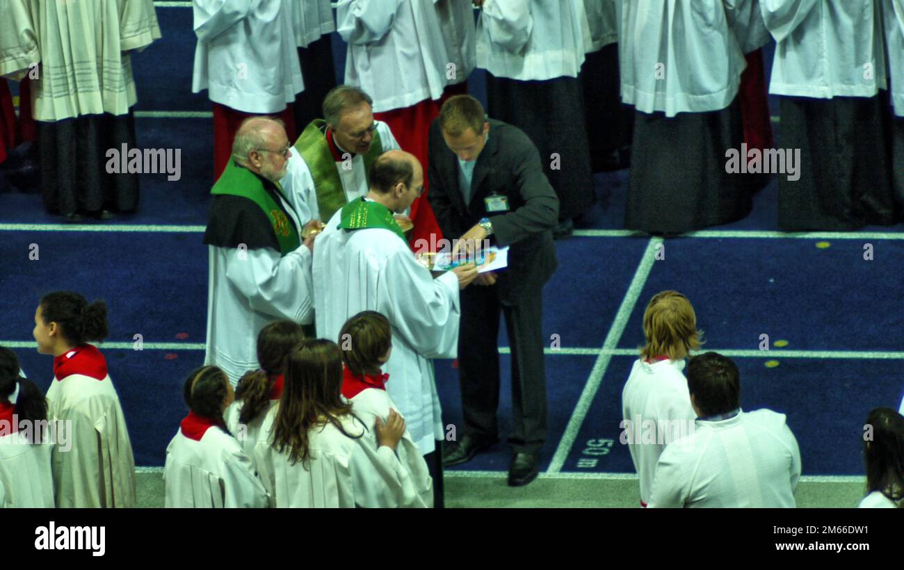 Papst Benedikt XVI im Berliner Olympia-Stadion Josef Ratzinger Meßdiener verteilen für die Eucharistie Brot und Wein. Foto Stock