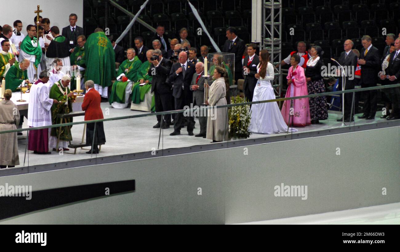 Papst Benedikt XVI im Berliner Olympia-Stadion Josef RatzingerDer Papst selbst verteilt für ausgewählte Besucher für die Eucharistie Brot und Wein Foto Stock