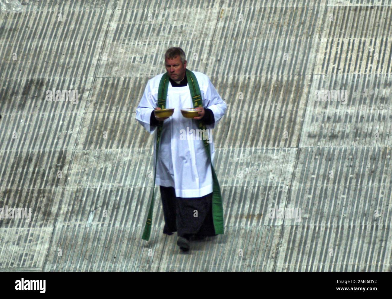 Papst Benedikt XVI im Berliner Olympia-Stadion Josef Ratzinger Meßdiener verteilen für die Eucharistie Brot und Wein. Foto Stock