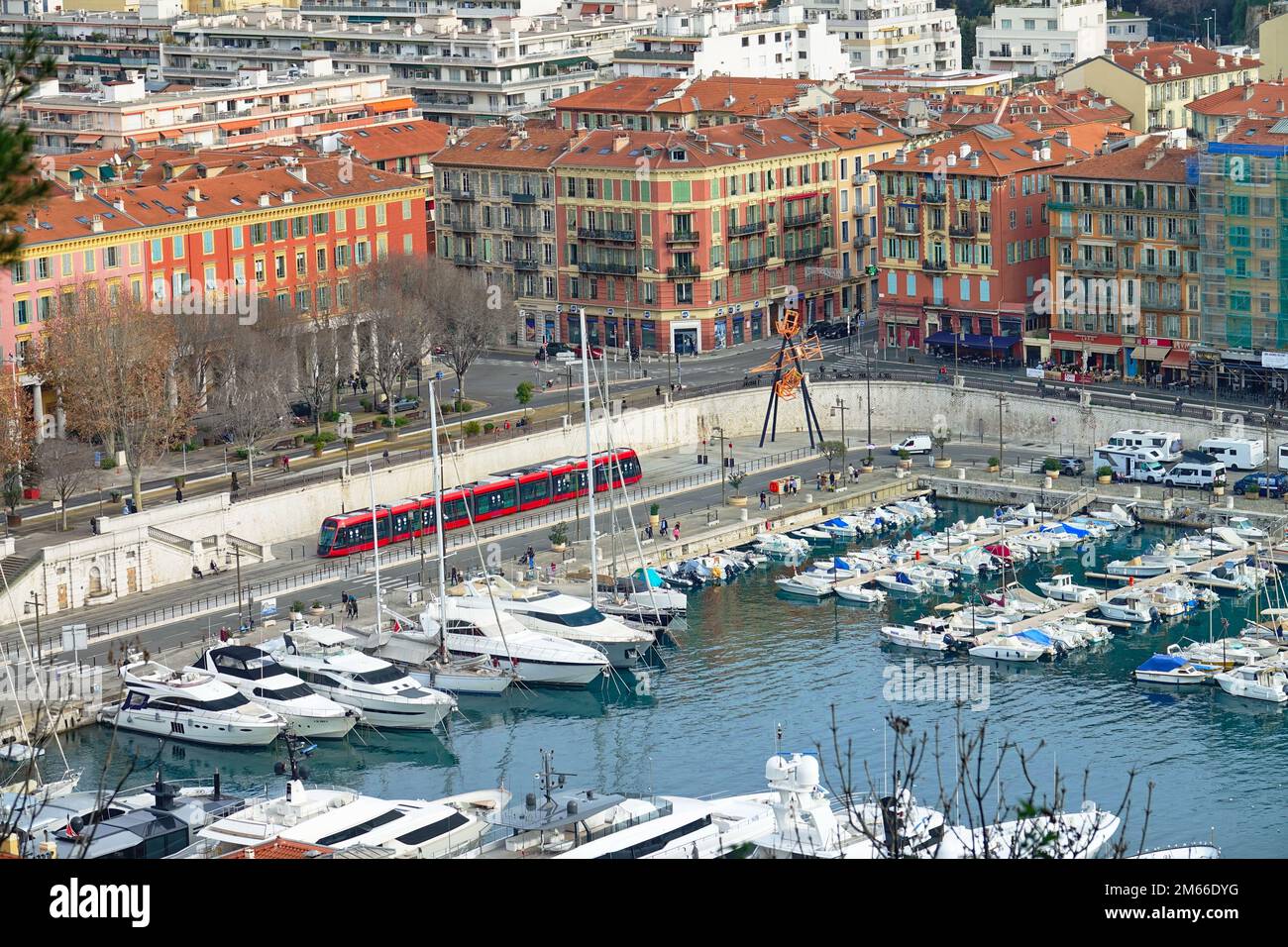 Port du Nice (il porto di Nizza) visto dall'alto a la colline du Chateau a Nizza, Francia. Foto Stock