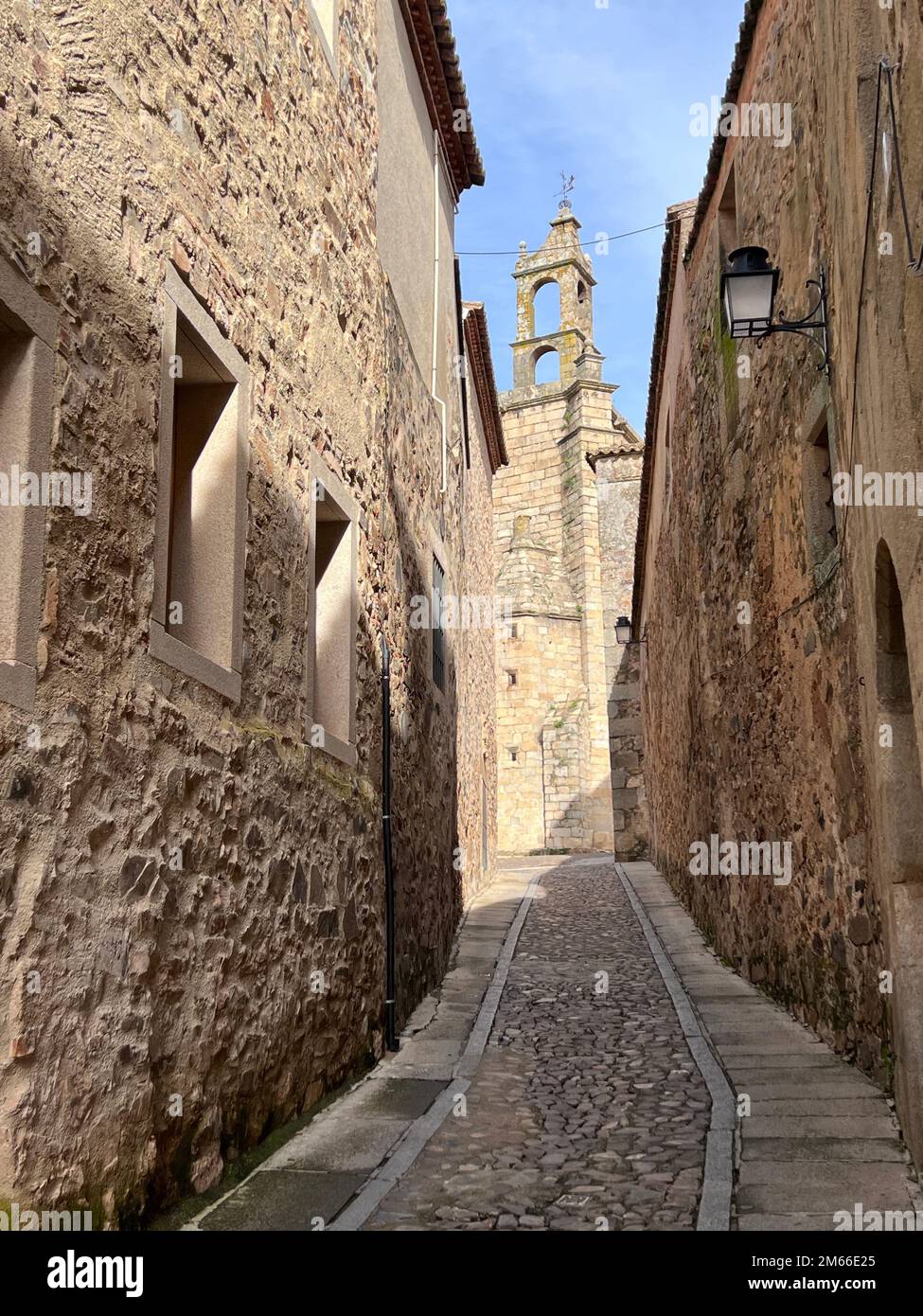 Edifici e strade della città di Cáceres Foto Stock