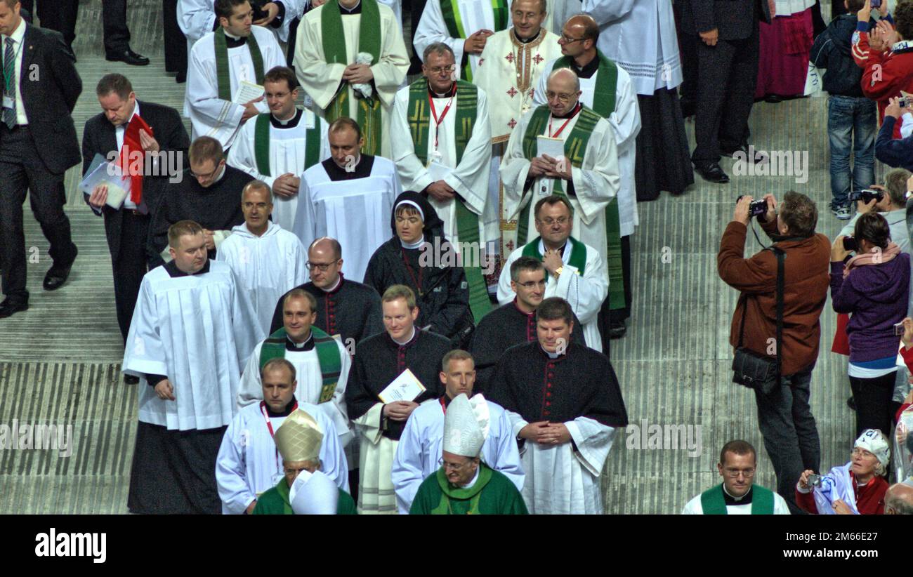 Papa Benedikt XVI im Berliner Olympia-Stadion Josef Ratzinger Würdenträger Foto Stock