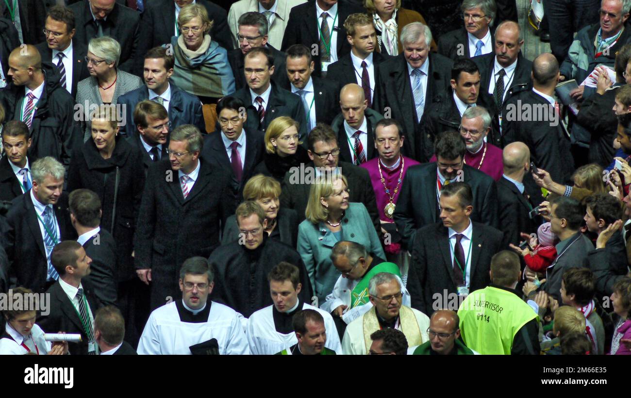 Bedikt XVI im Berliner Olympia-Stadion Josef Ratzinger Vertreter von Bundes- und Landesregierung und der Bundespräsident (Angela Merkel, Hannelore Kraft, Christian Wulff) Foto Stock