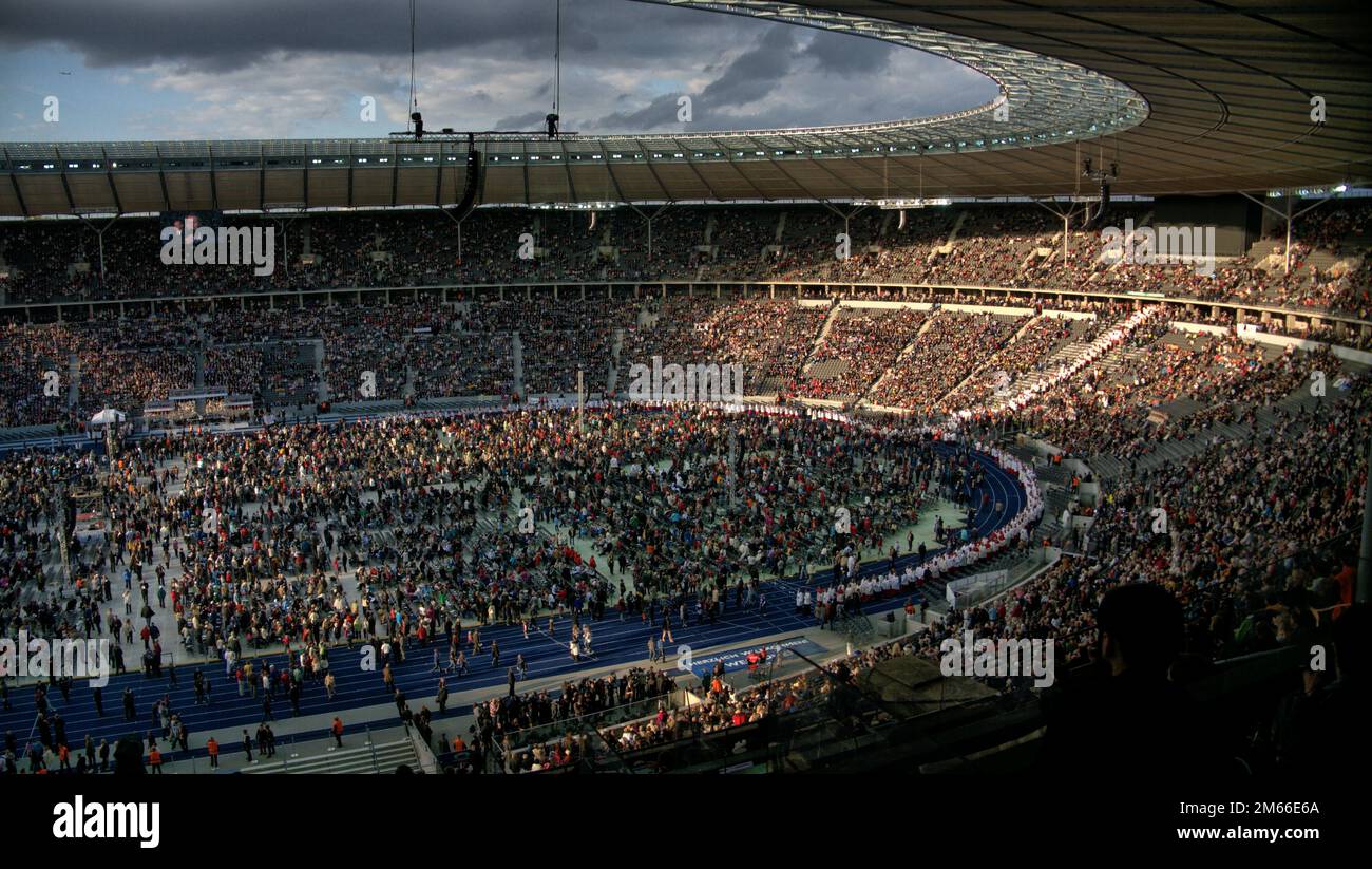Papst Bedikt XVI im Berliner Olympia-Stadion Josef Ratzinger Das weite rund des Berliner Olympia-Stadions füllt sich mit Besuchern. Foto Stock