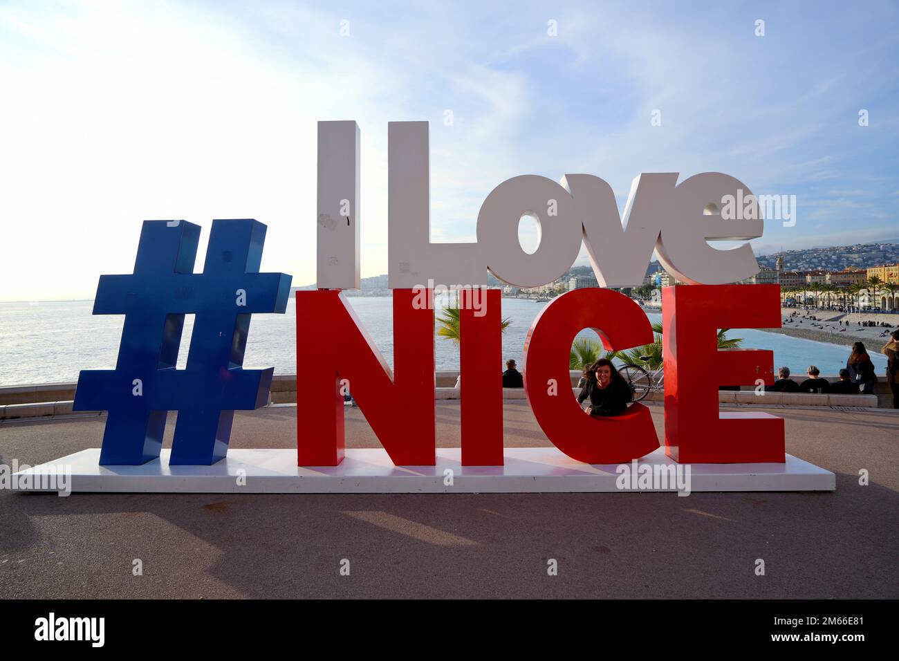 Hashtag i Love Nice segno che si affaccia sulla Promenade des Anglais. Nizza, Francia - Dicembre 2022 Foto Stock