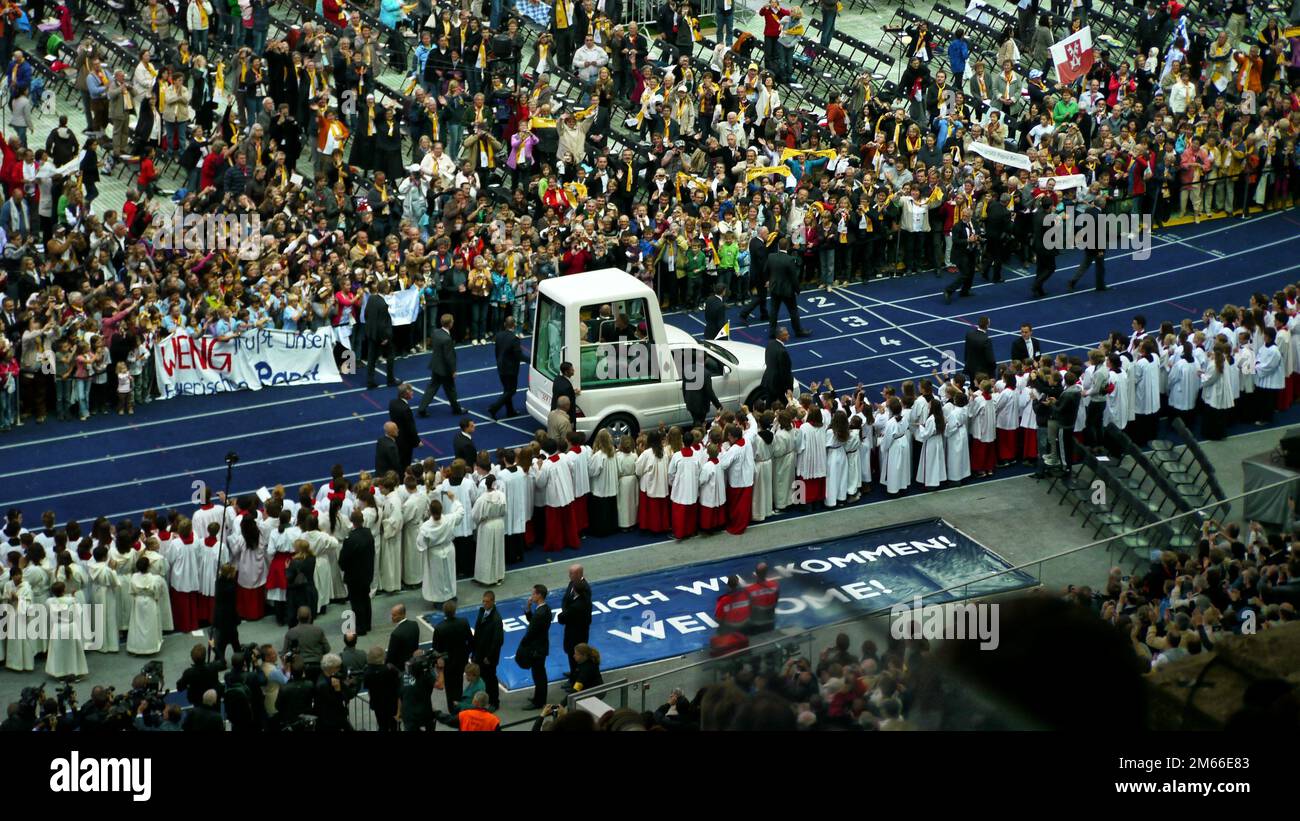 Papst Bedikt XVI im Berliner Olympia-Stadion Josef Ratzinger Fahrt im Papamobil durch begeistertte Besucher Foto Stock