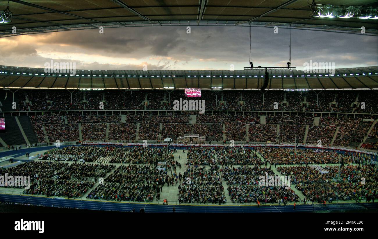 Papst Benedikt XVI im Berliner Olympia-Stadion Josef Ratzinger Das rund des Stadions ist gut gefüllt. Foto Stock