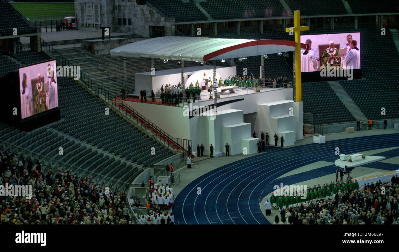 Papst Benedikt XVI im Berliner Olympia-Stadion Josef Ratzinger Die Bühne erinnert an altagyptische Kolossalbauten. Das Geschehen wird für die Besucher auf Video-Leinwände übertragen. Etwas oberhalb der Bühne war der Lieblingsplatz des Anti-Christen. Foto Stock