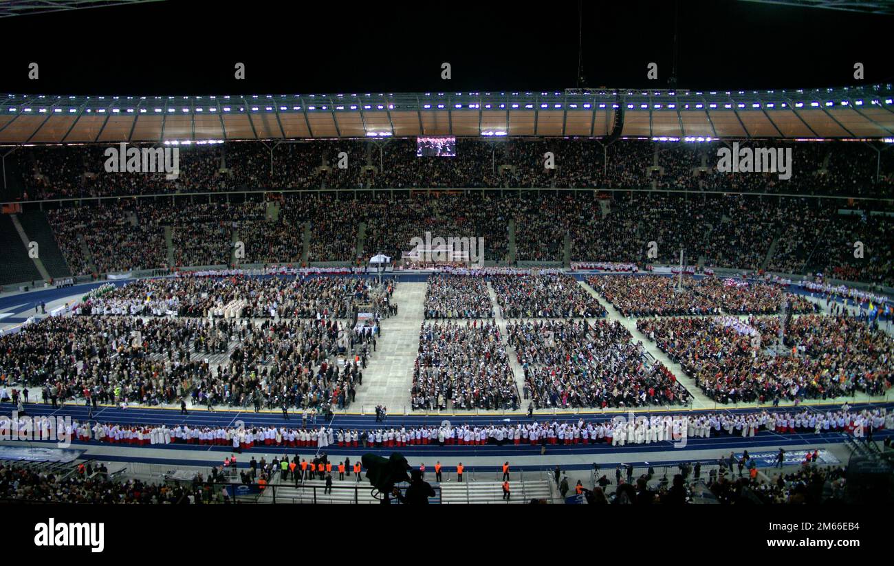 Papa Benedikt XVI im Berliner Olympia-Stadion Josef Ratzinger Die Eucharistie-Feier ist ganz große Oper im Olympia-Stadion. Foto Stock