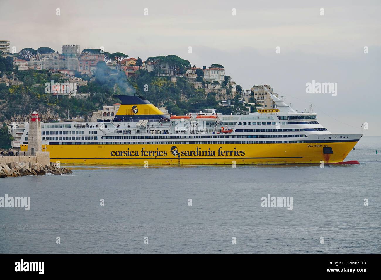 Vista di un traghetto giallo Corsica Sardinia Ferries nel porto di Nizza. Nizza, Francia - Dicembre 2022 Foto Stock